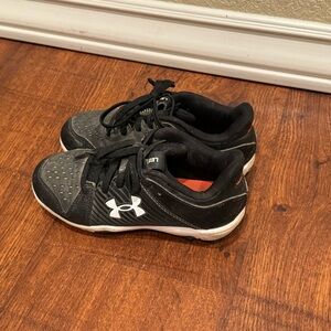 Under armour boys baseball cleat size 1